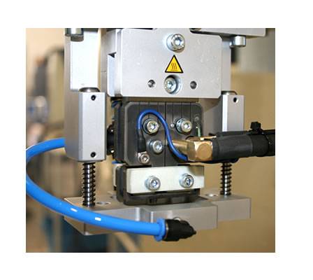  Klassisches Heißverstemmgerät bei dem die zu bearbeitenden Produkte über den Drehteller der Bearbeitung zugeführt werden.