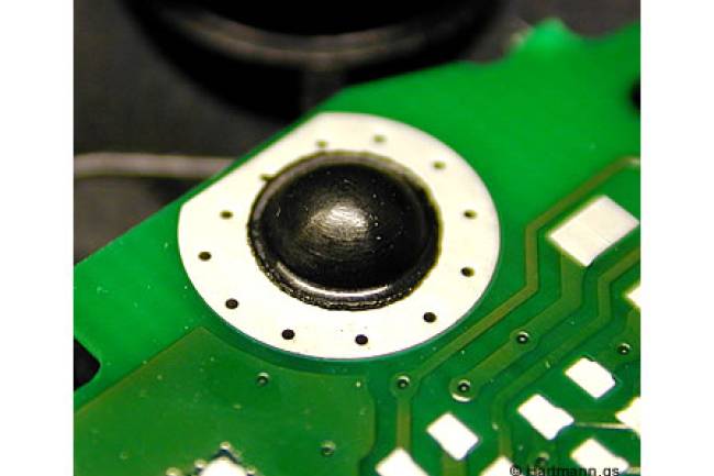 Kunststoffdome fixieren eine Leiterplatte in einem Kunststoff Bauelement.