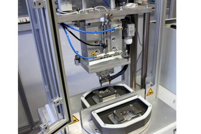 Doppel Heißverstemmkopf zur Verstemmung eines Produktes an zwei Positionen in einem Arbeitsschritt.