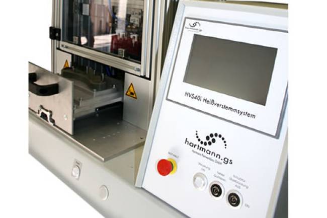 Heißverstemmsystem mit Schiebetisch