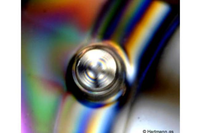 Fixierung eines Deckels auf Pins durch Heißverstemmen.