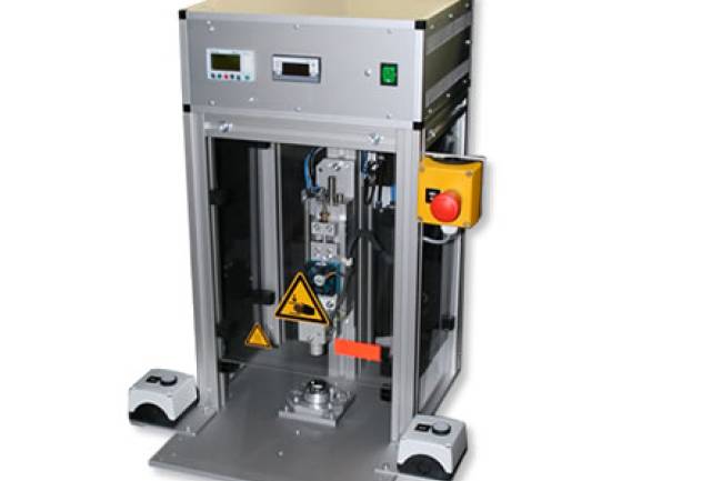 Permanent geheiztes Heißverstemmsystem für Teflon-Membranen auf thermoplastischen Kunststoffen.