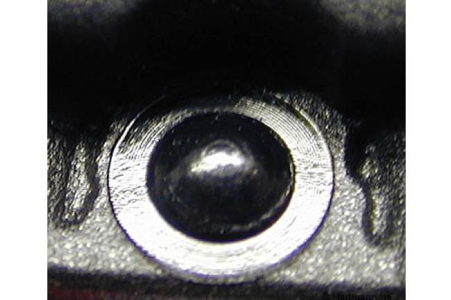 Heißverstemmen von Pins zur Fixierung eines Deckels aus PA6.