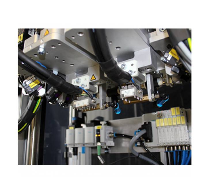 Doppel-Heißverstemmsystem mit Schiebetisch